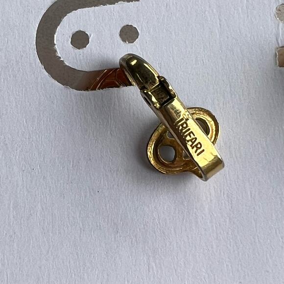 Vintage Trifari White Round Disc Clip-On Earrings - Picture 3 of 7